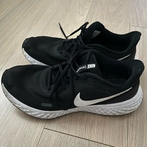 Nike Revolution Sneakers. Women’s size 10. Good condition. Just cleaned